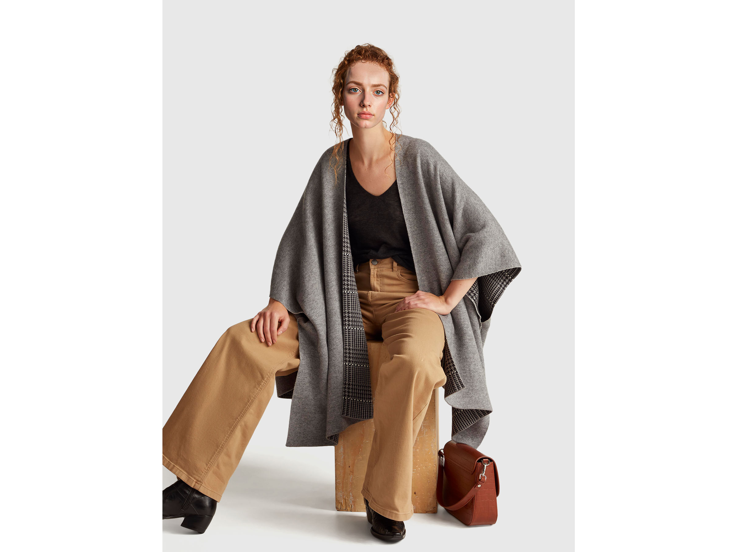 CAPE Mujer image number 3